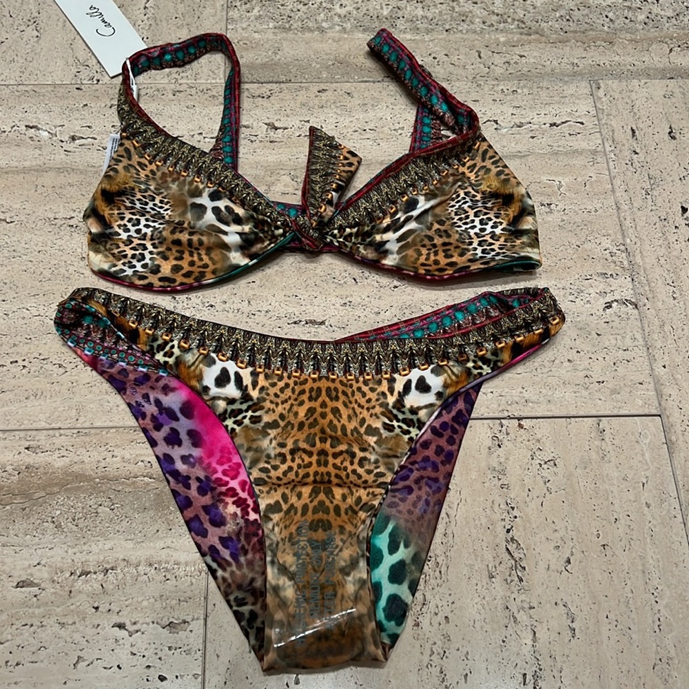 NWT CAMILLA SURREALIST SUPERSTITION REVERSIBLE TIE FRONT TOP AND HIGH LEG PANT - Picture 3 of 5